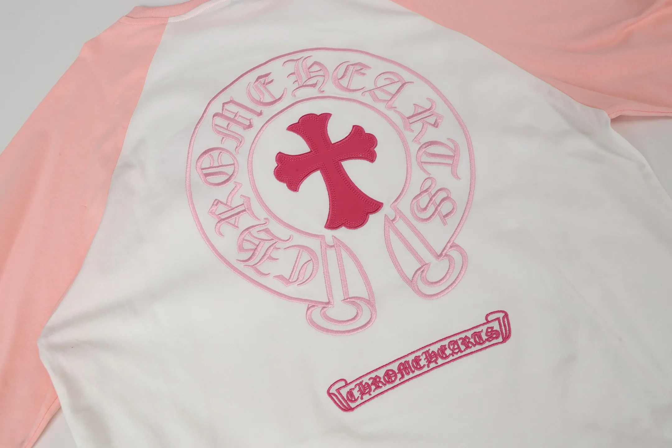 P170 Cross-border quantity model, please do not place an order if you are pursuing quality -Chrome Hearts/Chrome Hearts Xiaohongshu popular Sanskrit horseshoe stitching embroidered long-sleeved T-shirt -High weight, high density and high quality, soft, delicate and skin-friendly wool, soft and silky to the touch, excellent warmth and skin-friendly properties -Customized weaving and dyeing, no color difference, no matter the fabric or workmanship details, beat the ordinary version on the market -Colour: black with white, black with pink -Size: S M L XL